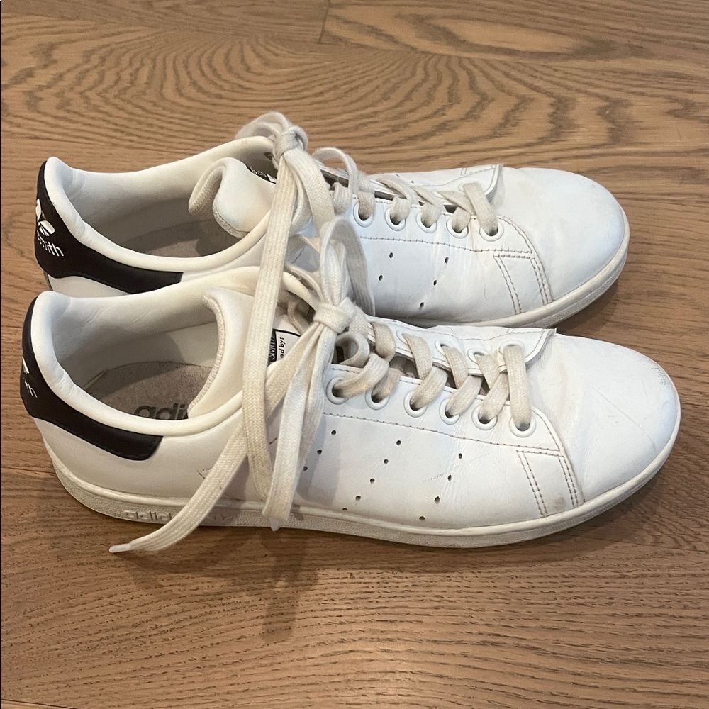 Adidas women’s Stan smith White and navy Sneakers size 7.5